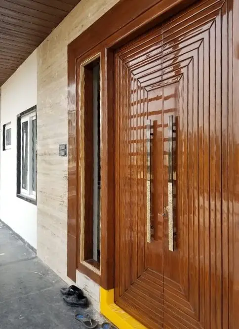 Main door in glossy timber with a geometric relief pattern